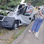 accident rutier in Oituz doua persoane ranite dupa ce o masina s a lovit de un copac
