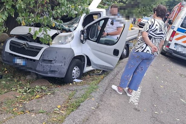 accident rutier in Oituz doua persoane ranite dupa ce o masina s a lovit de un copac