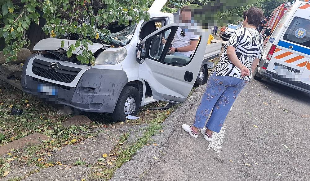 accident rutier in Oituz doua persoane ranite dupa ce o masina s a lovit de un copac