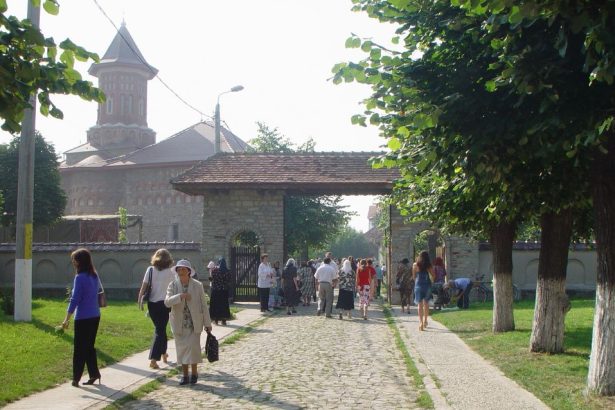 de adormirea maicii domnului biserica precista din bacau isi sarbatoreste hramul istoria celui mai vechi lacas de cult din oras