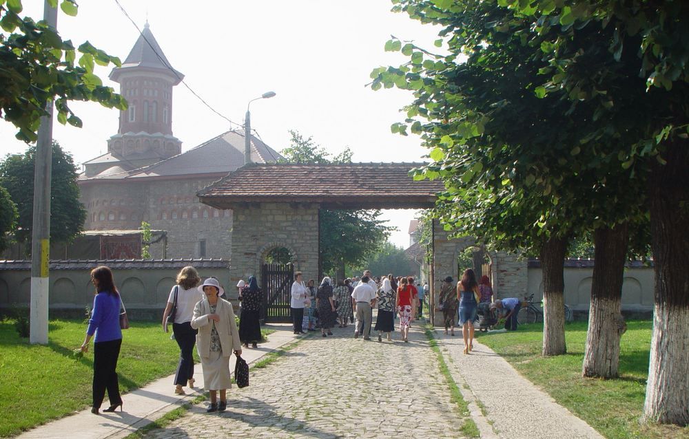 de adormirea maicii domnului biserica precista din bacau isi sarbatoreste hramul istoria celui mai vechi lacas de cult din oras