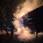 semiremorca unui autocamion incarcat cu lemne a fost cuprinsa de flacari in comuna parjol