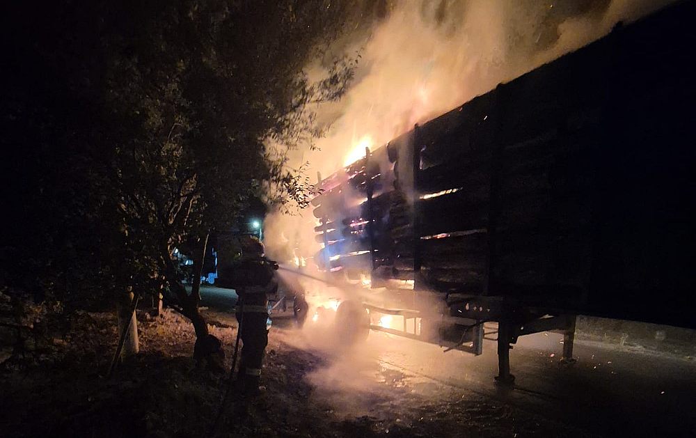 semiremorca unui autocamion incarcat cu lemne a fost cuprinsa de flacari in comuna parjol