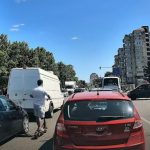 trotinetist surprins lovind o masina in bacau si fugind de la locul accidentului imaginile au generat un val de reactii