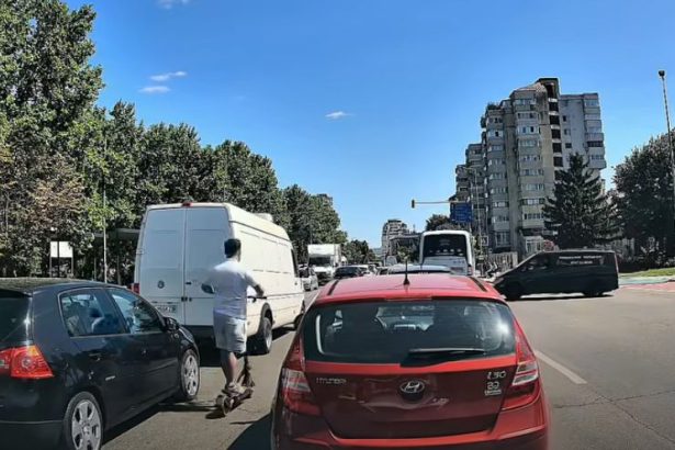 trotinetist surprins lovind o masina in bacau si fugind de la locul accidentului imaginile au generat un val de reactii