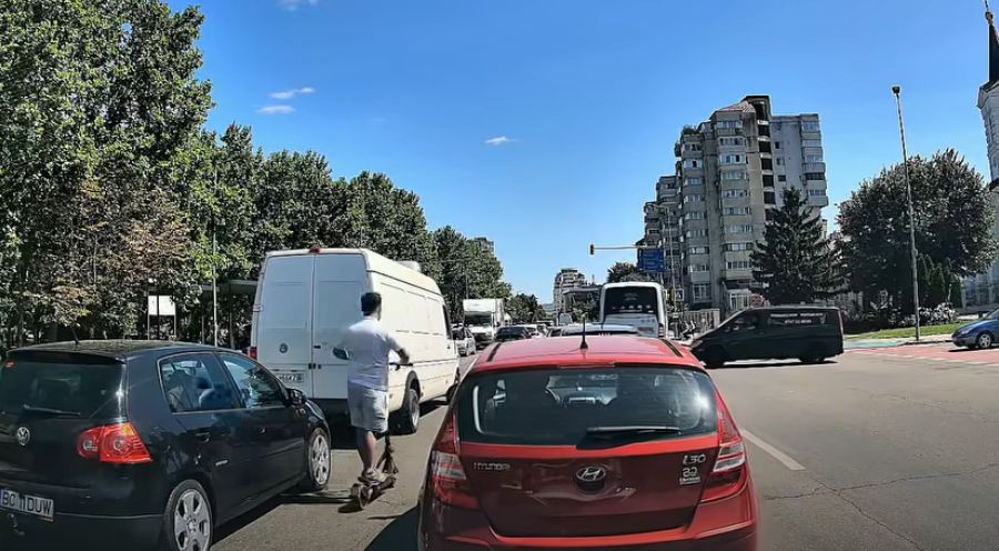 trotinetist surprins lovind o masina in bacau si fugind de la locul accidentului imaginile au generat un val de reactii