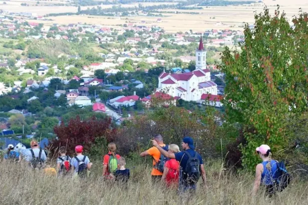 120+ participanți la „Crosul Capelelor”, explorând împrejurimile Bacăului
