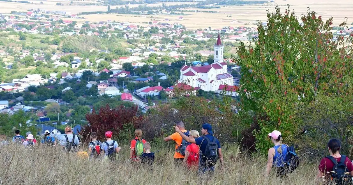 120+ participanți la „Crosul Capelelor”, explorând împrejurimile Bacăului