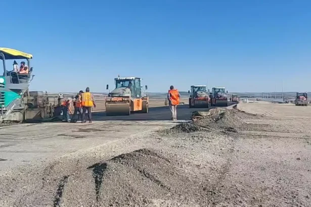 A7 Bacău – Pașcani: Începe asfaltarea pe pasajul CF de la Filipești