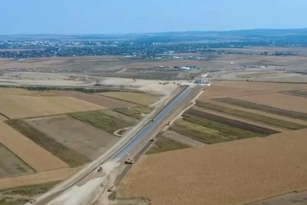 A7 Bacău – Pașcani: lucrările au trecut de 60%, cu peste 5.500 de muncitori