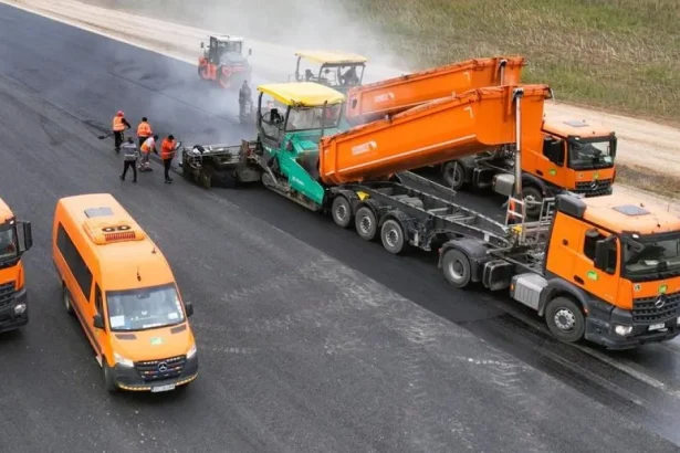 A7 prinde contur la Roman-Sud. UMB asfaltează bretelele și montează grinzi la pasaj
