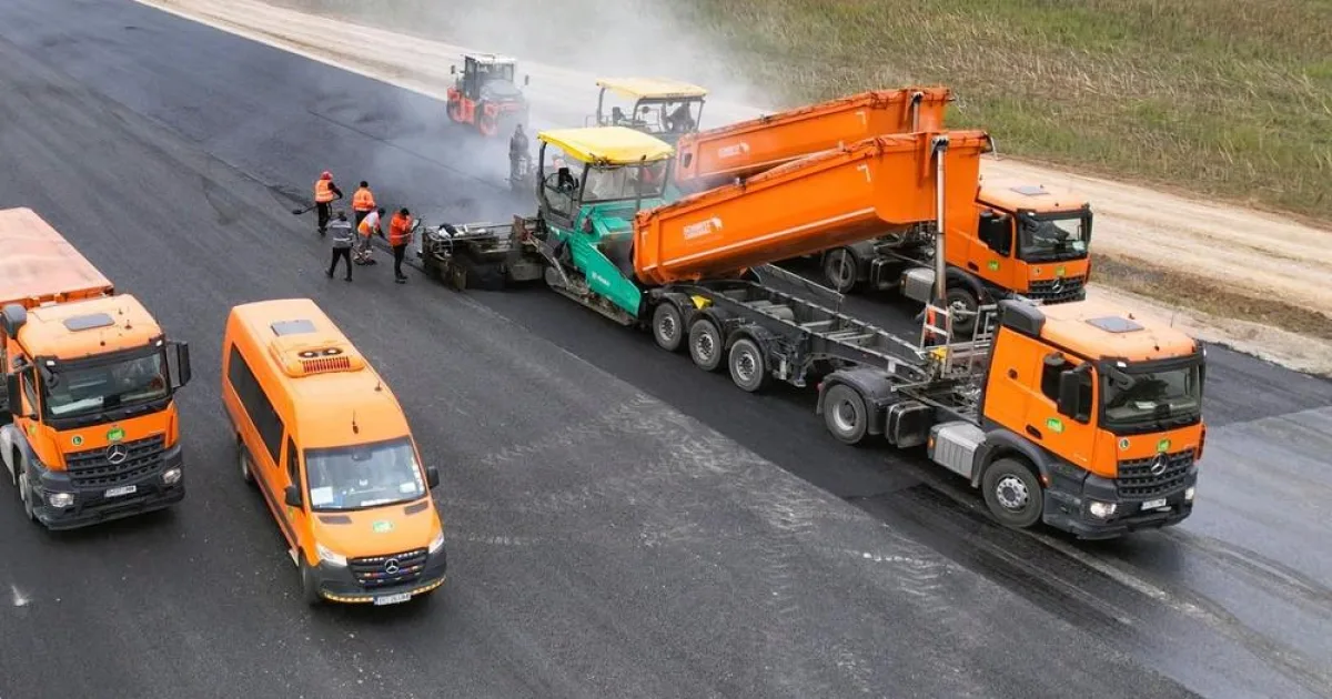 A7 prinde contur la Roman-Sud. UMB asfaltează bretelele și montează grinzi la pasaj