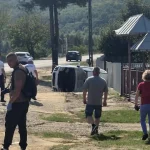 Accident la intrarea în Buhuși: O mașină s-a răsturnat