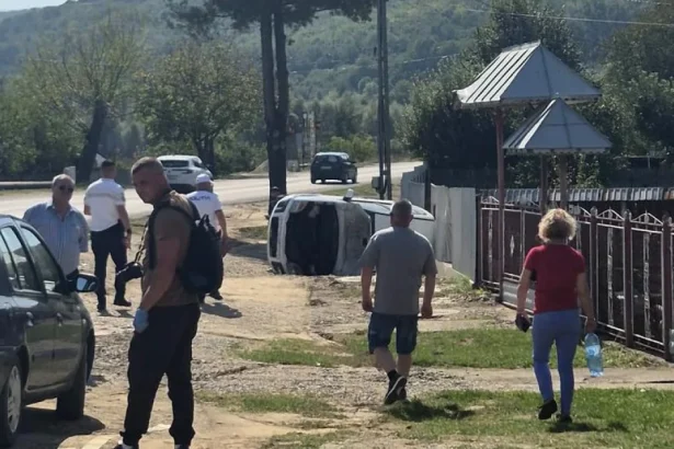 Accident la intrarea în Buhuși: O mașină s-a răsturnat