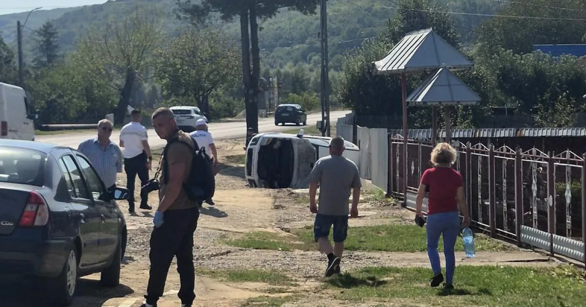 Accident la intrarea în Buhuși: O mașină s-a răsturnat