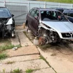 Dezmembrare auto ilegală la Dărmănești: amendă 10.000 lei, 25 de vehicule găsite