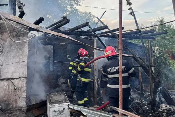 Incendiu la o locuință din comuna Traian. Circa 80 de metri pătrați afectați