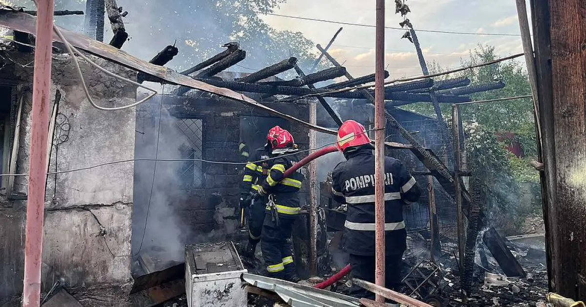 Incendiu la o locuință din comuna Traian. Circa 80 de metri pătrați afectați