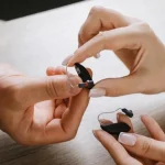Mituri despre aparatele auditive care împiedică oamenii să audă mai bine