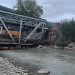 O macara a distrus podul dintre Moldova și Transilvania. DN 12A, blocat la Ciobănuș