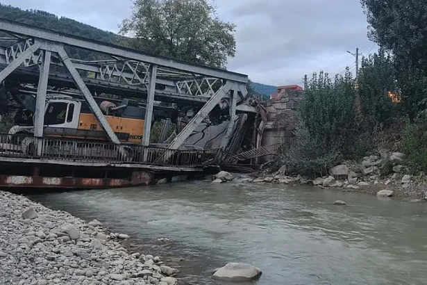 O macara a distrus podul dintre Moldova și Transilvania. DN 12A, blocat la Ciobănuș