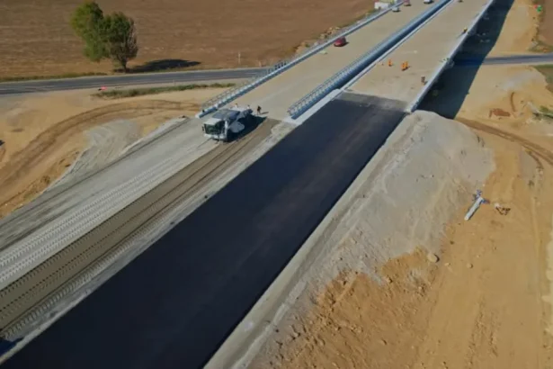 Pe Viaductul Filipești de pe A7 se toarnă asfalt și se montează parapetele