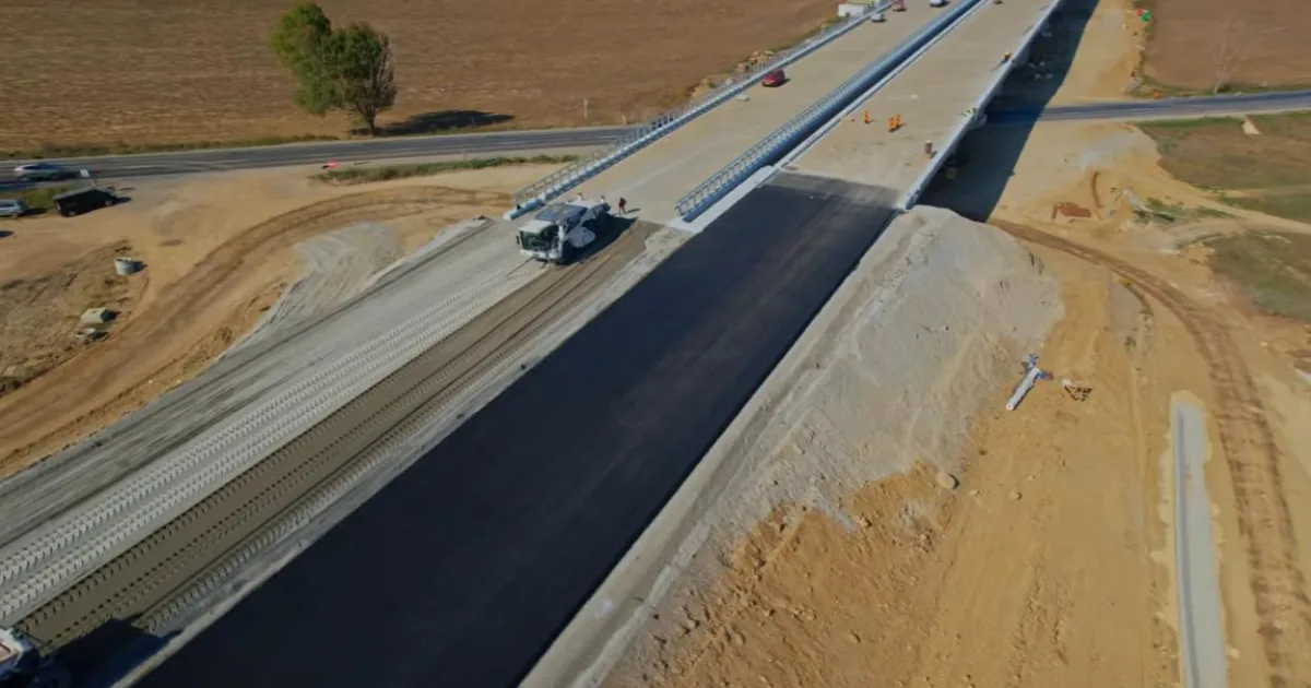 Pe Viaductul Filipești de pe A7 se toarnă asfalt și se montează parapetele