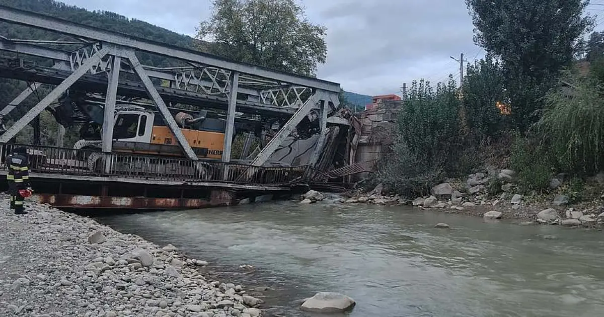 Pod de fier deteriorat în satul Ciobănuș. Circulația rutieră, dirijată de polițiști