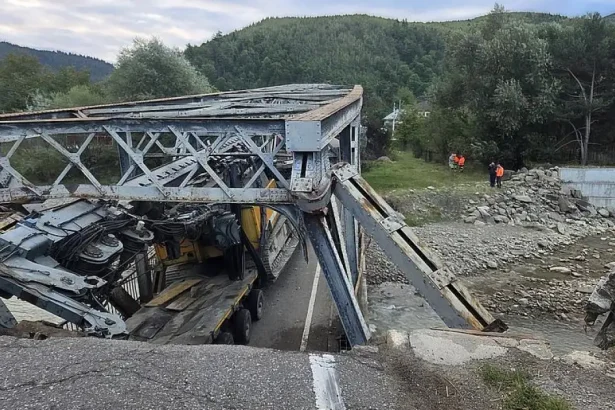 Pod provizoriu peste Trotuș, la Ciobănuș, pentru reluarea circulației spre Miercurea Ciuc