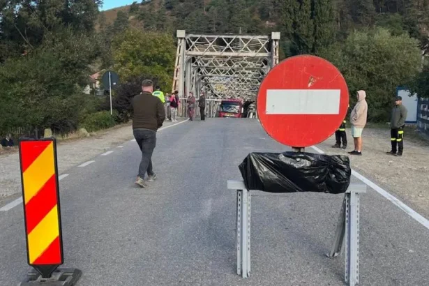 Pod provizoriu peste Trotuș și lucrări pe ruta ocolitoare, la Asău