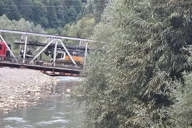 Podul de la Ciobănuș, distrus de un camion cu macara. De ce este important
