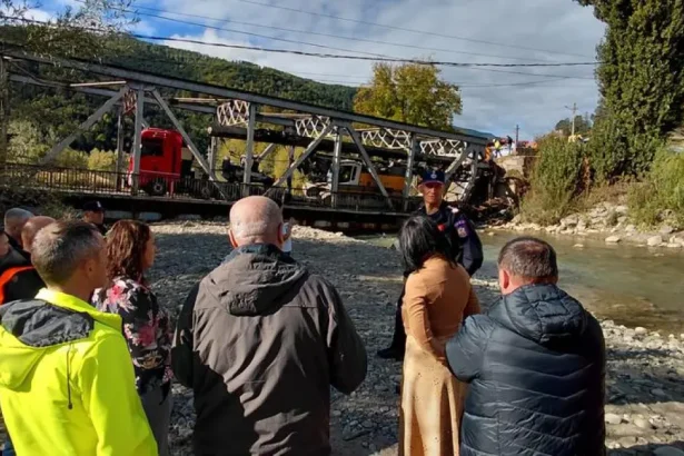 Podul de la Ciobanuș s-a prăbușit. DRDP Iași susține că nu greutatea a fost cauza