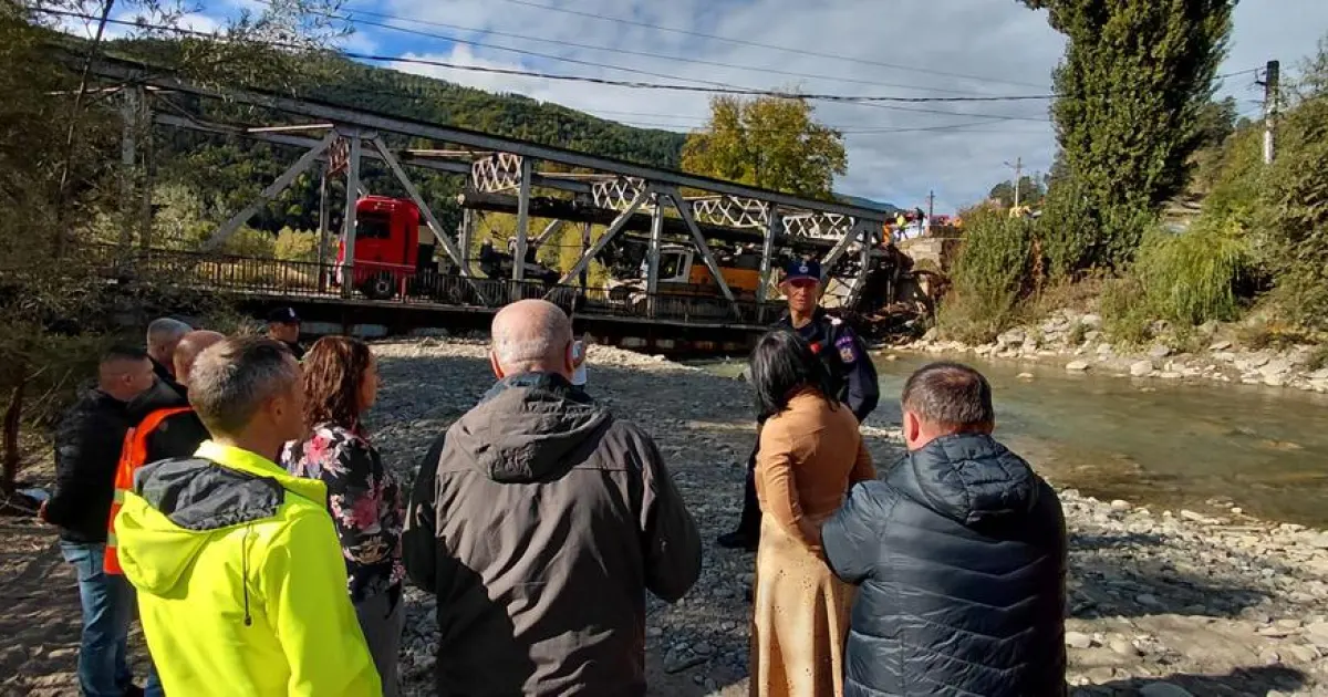 Podul de la Ciobanuș s-a prăbușit. DRDP Iași susține că nu greutatea a fost cauza