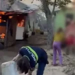 Polițiștii au scos o butelie dintr-o anexă cuprinsă de flăcări, evitând un pericol iminent