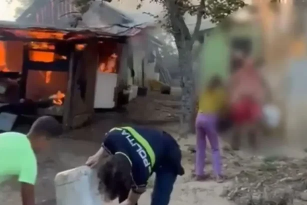 Polițiștii au scos o butelie dintr-o anexă cuprinsă de flăcări, evitând un pericol iminent