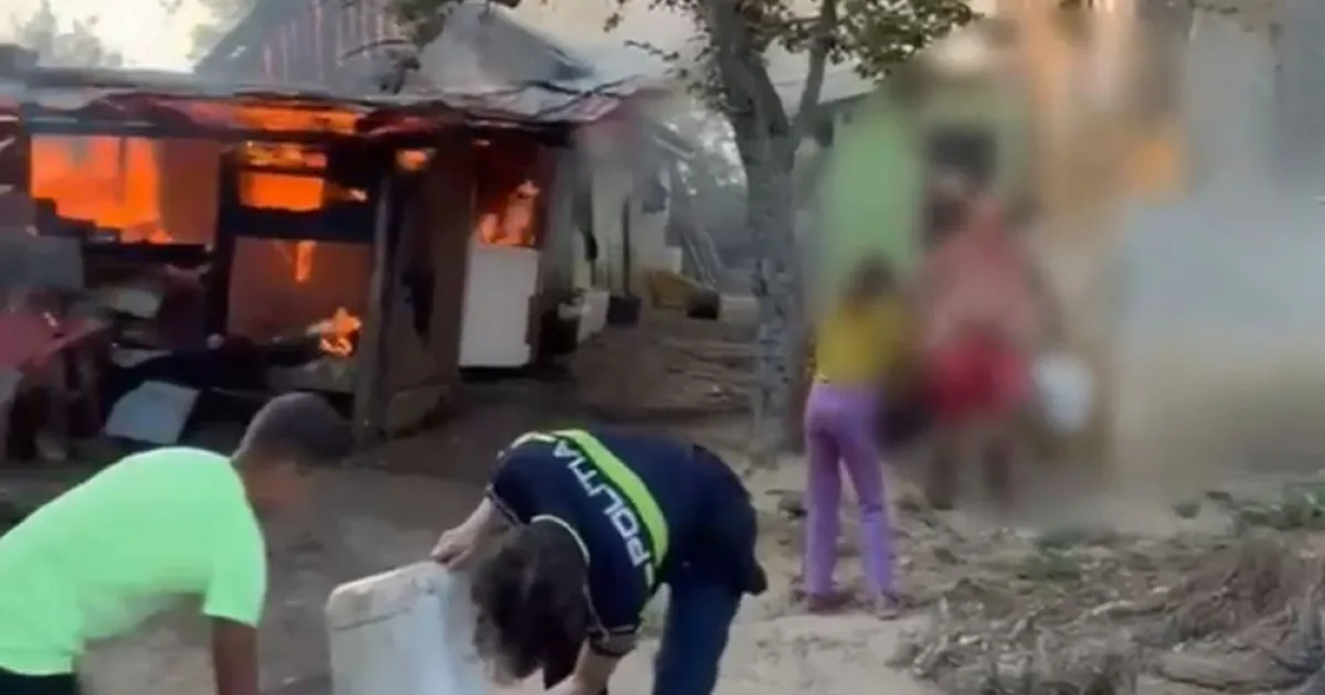 Polițiștii au scos o butelie dintr-o anexă cuprinsă de flăcări, evitând un pericol iminent