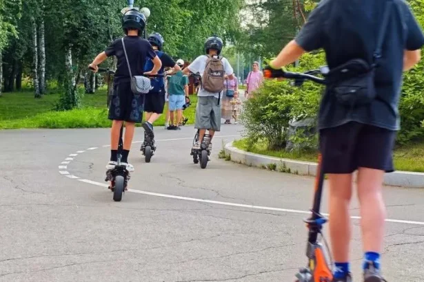 Reguli noi pentru trotinete, biciclete și mopede în Bacău. Amenzi de până la 1.000 de lei