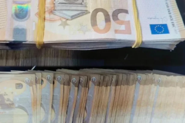 Reținut pentru fals în înscrisuri oficiale și uz de fals