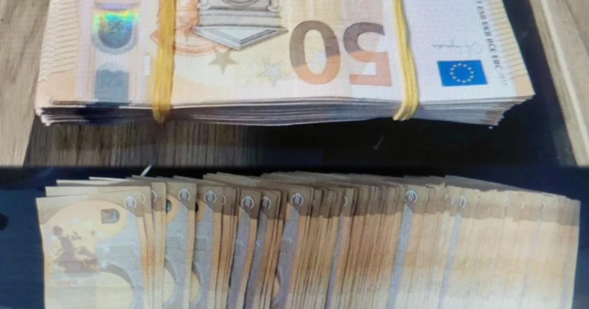 Reținut pentru fals în înscrisuri oficiale și uz de fals