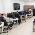 Seniorii din Onești învață tehnologia digitală la atelierele „Hai Digital”