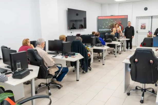 Seniorii din Onești învață tehnologia digitală la atelierele „Hai Digital”