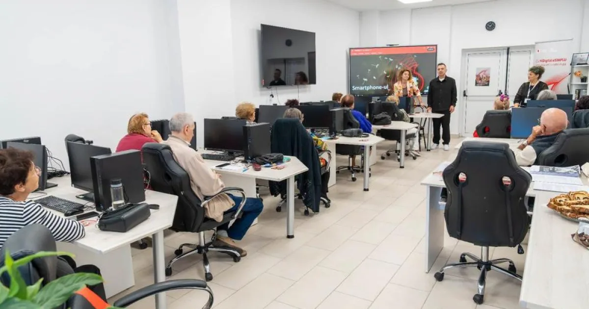 Seniorii din Onești învață tehnologia digitală la atelierele „Hai Digital”