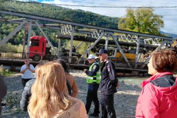 TIR ignoră restricția de 7 tone și distruge podul de pe DN12A, la Ciobănuș