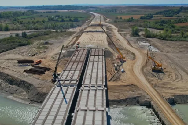 Viaductul de pe A7 peste râul Moldova are toate grinzile montate