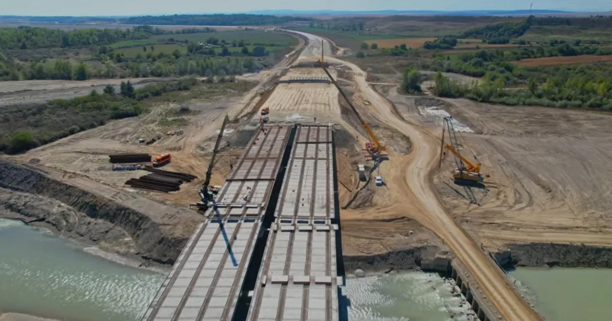 Viaductul de pe A7 peste râul Moldova are toate grinzile montate