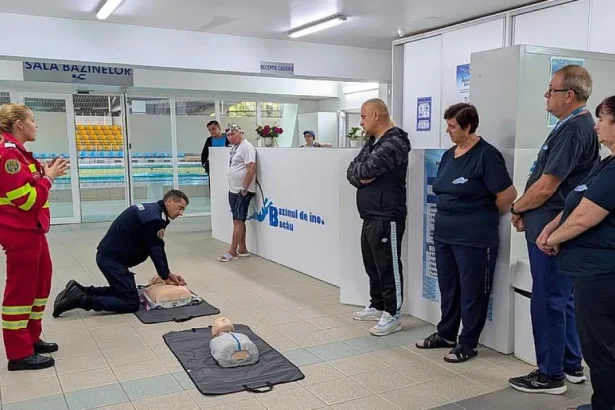 Băcăuanii, instruiți de pompieri să folosească defibrilatoarele în caz de stop cardiac