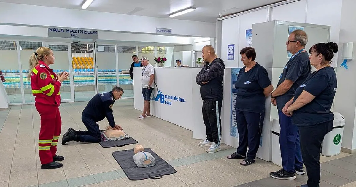 Băcăuanii, instruiți de pompieri să folosească defibrilatoarele în caz de stop cardiac