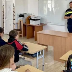 Elevi din Stănișești și Benești, discuții cu polițiștii despre tutun și energizante