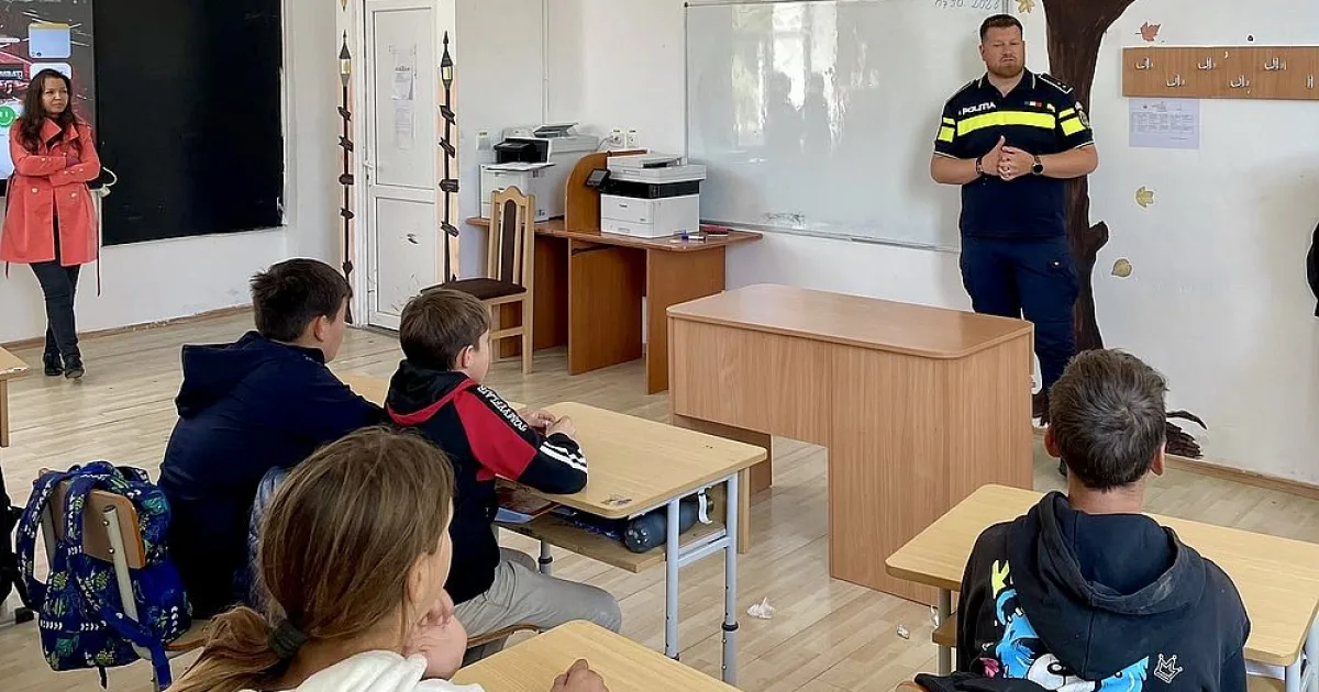 Elevi din Stănișești și Benești, discuții cu polițiștii despre tutun și energizante