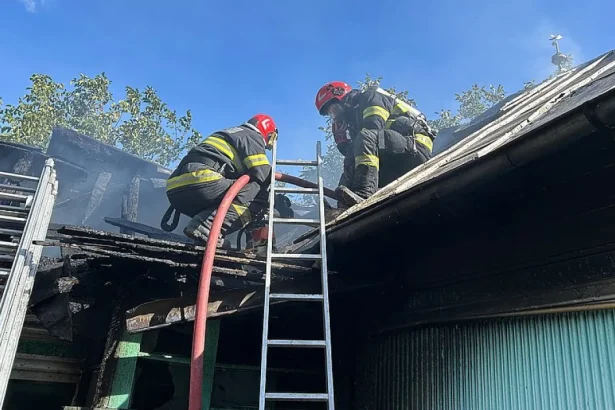 Incendiu la o locuință din Moinești. Casa a ars pe o suprafață de 100 de metri pătrați